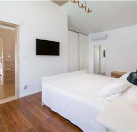 2 bedroom villa with pool and sea views in Bol, Brač Island, sleeps 4